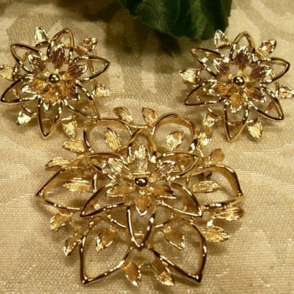 Vintage Sarah Coventry “Peda-Lure” Clip-Ons and Brooch - Picture 1 of 9